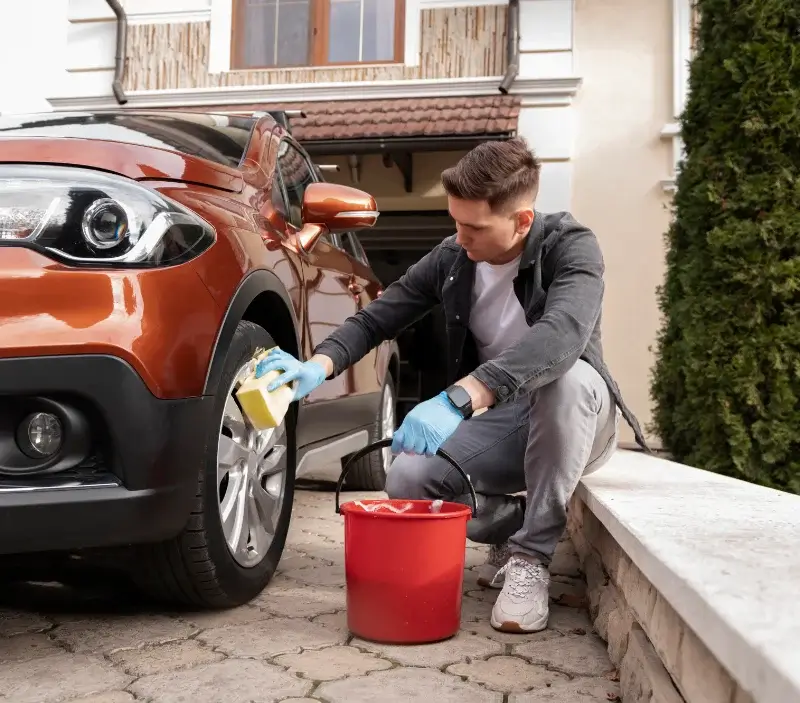 Lavage auto à domicile Villeneuve-Saint-Germain : professionnel intervenant sur un véhicule